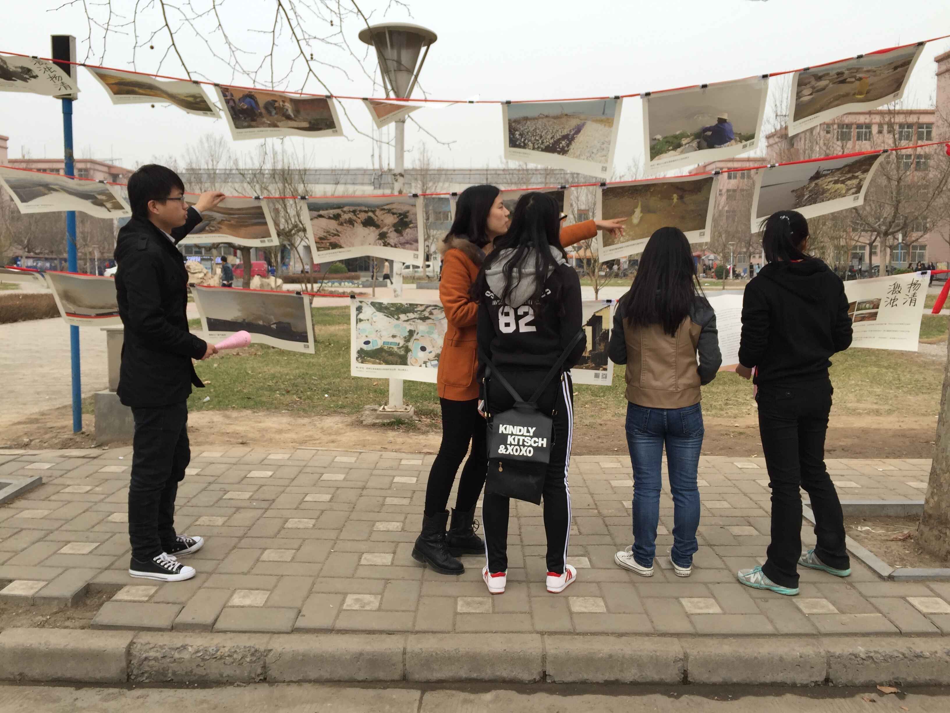 美加墨世界杯官方网站研究生会成员为同学们讲解图片展.jpg